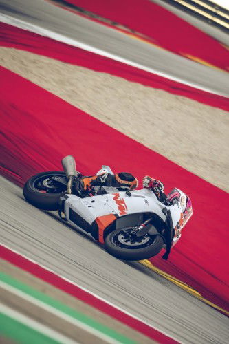 KTM-990-RC-R-Track-2026_Action_10