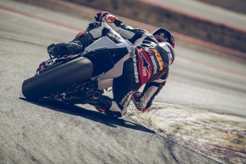KTM-990-RC-R-Track-2026_Action_14
