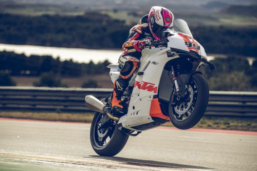 KTM-990-RC-R-Track-2026_Action_15