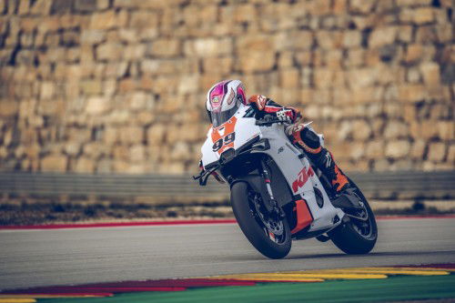 KTM-990-RC-R-Track-2026_Action_16