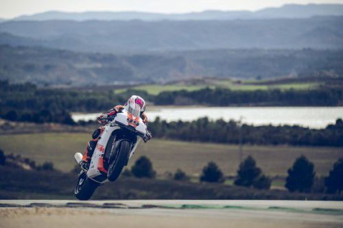 KTM-990-RC-R-Track-2026_Action_17