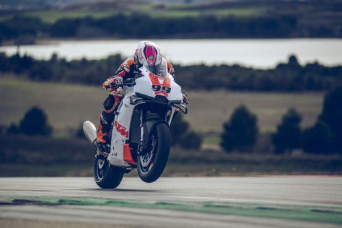 KTM-990-RC-R-Track-2026_Action_18
