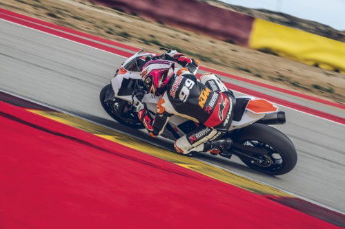 KTM-990-RC-R-Track-2026_Action_22