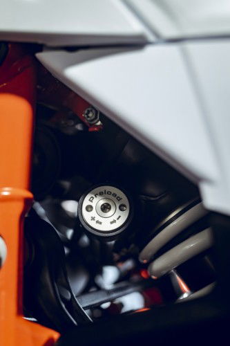 KTM-990-RC-R-Track-2026_Detail_01