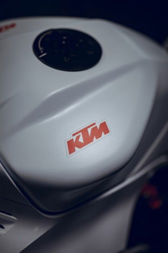 KTM-990-RC-R-Track-2026_Detail_10