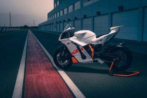 KTM-990-RC-R-Track-2026_Static_01