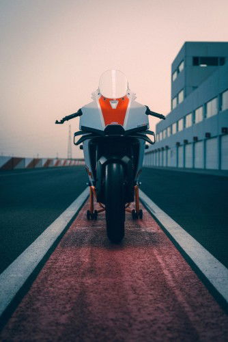 KTM-990-RC-R-Track-2026_Static_04