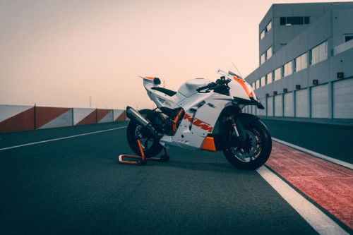 KTM-990-RC-R-Track-2026_Static_06
