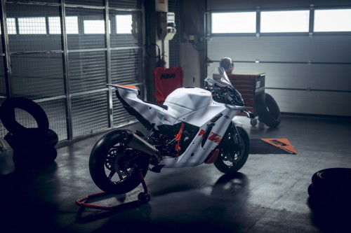 KTM-990-RC-R-Track-2026_Static_08