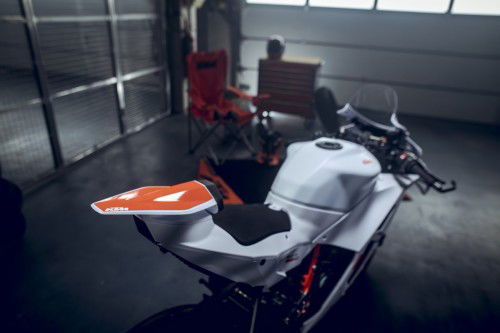 KTM-990-RC-R-Track-2026_Static_11