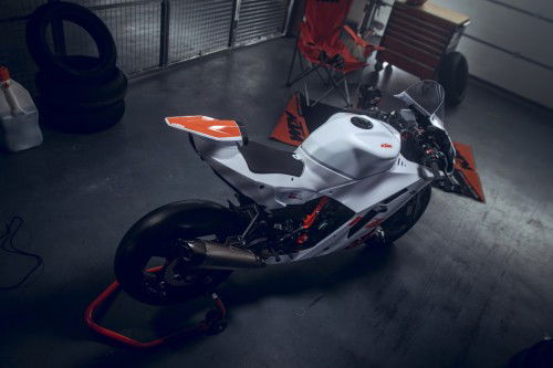KTM-990-RC-R-Track-2026_Static_12