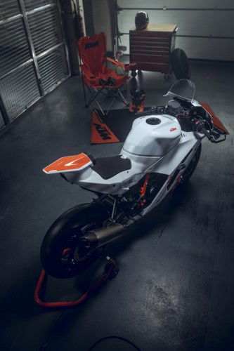 KTM-990-RC-R-Track-2026_Static_13