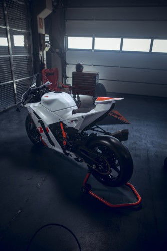 KTM-990-RC-R-Track-2026_Static_15