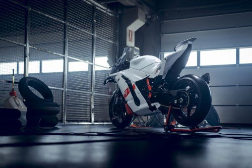 KTM-990-RC-R-Track-2026_Static_18