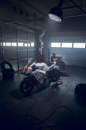 KTM-990-RC-R-Track-2026_Static_28