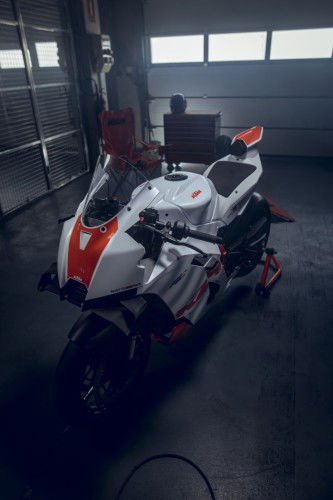 KTM-990-RC-R-Track-2026_Static_30