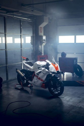 KTM-990-RC-R-Track-2026_Static_35