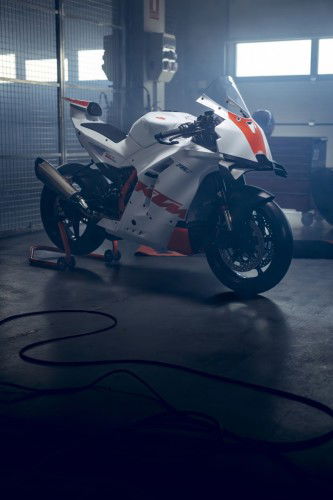 KTM-990-RC-R-Track-2026_Static_37