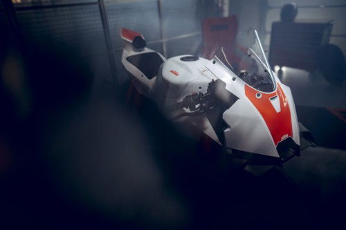 KTM-990-RC-R-Track-2026_Static_43