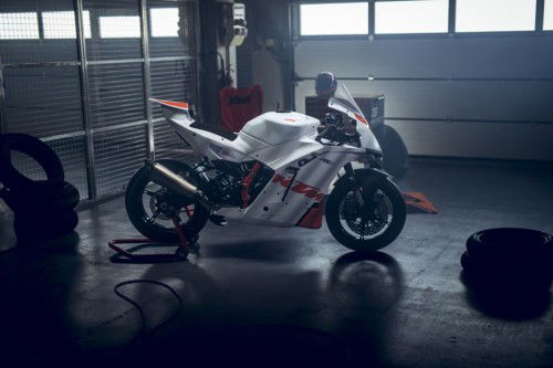 KTM-990-RC-R-Track-2026_Static_48