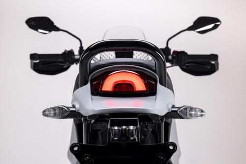 MY22_Ducati_Desert_X_02_UC356287_High