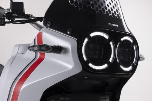 MY22_Ducati_Desert_X_40_UC356326_High