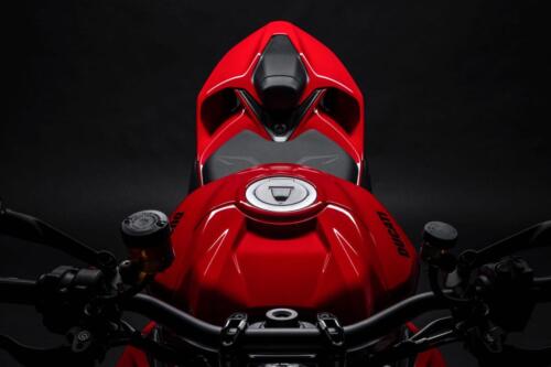 MY25_STREETFIGHTER_V2S_DETAILS _1__UC719976_High