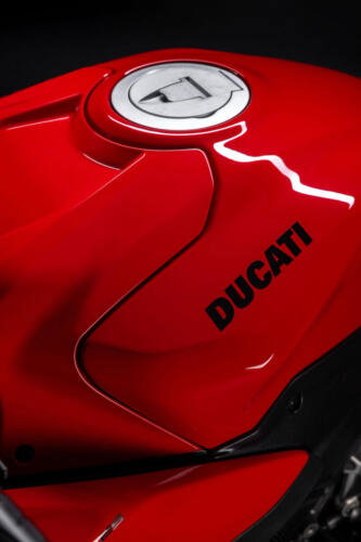 MY25_STREETFIGHTER_V2S_DETAILS _5__UC719979_High