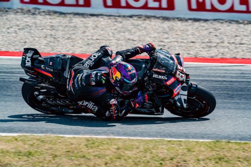 Jorge Martin und Marco Bezzecchi nebeneinander auf der Aprilia RS-GP – MotoGP Catalunya GP Barcelona 2026