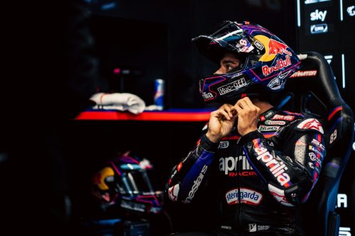 Jorge Martin setzt Red Bull Helm auf in der Aprilia-Box – MotoGP Catalunya GP Barcelona 2026