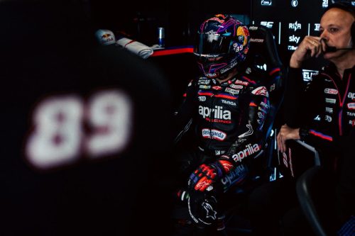 Jorge Martin in der Aprilia-Box mit Mechaniker – MotoGP Catalunya GP Barcelona 2026