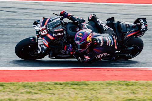 Jorge Martin auf der Aprilia RS-GP Nummer 89 in Schräglage – MotoGP Catalunya GP Barcelona 2026