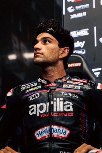 Jorge Martin Porträt ohne Helm in der Box – MotoGP Catalunya GP Barcelona 2026
