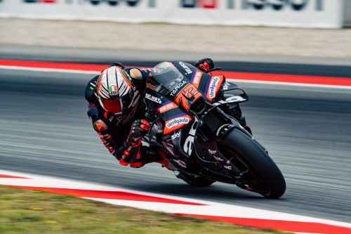 Marco Bezzecchi auf der Aprilia RS-GP in Schräglage – MotoGP Catalunya GP Barcelona 2026