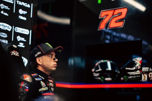 Marco Bezzecchi in der Aprilia-Box mit Startnummer 72 – MotoGP Catalunya GP Barcelona 2026