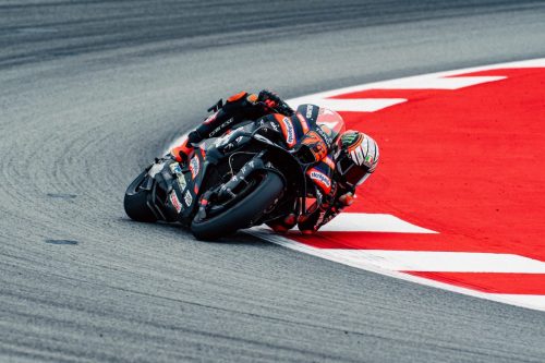Marco Bezzecchi auf der Aprilia RS-GP in tiefer Schräglage am Kurvenausgang – MotoGP Catalunya GP Barcelona 2026