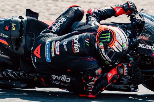 Marco Bezzecchi in extremer Schräglage auf der Aprilia RS-GP – MotoGP Catalunya GP Barcelona 2026