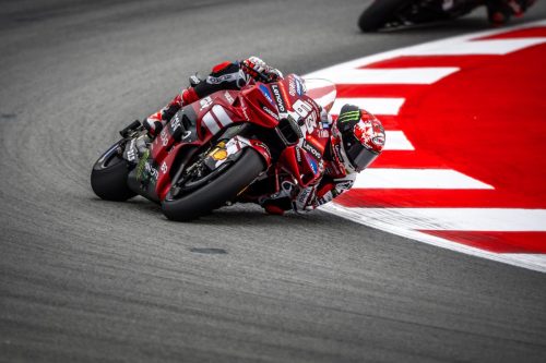 Francesco Bagnaia auf der Ducati Desmosedici GP26 in Schräglage – MotoGP Catalunya GP Barcelona 2026