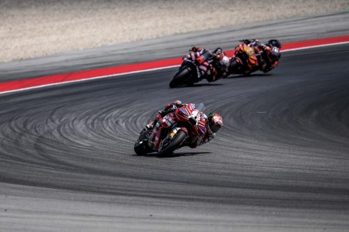 Francesco Bagnaia führt auf der Ducati Desmosedici GP26 vor KTM – MotoGP Catalunya GP Barcelona 2026