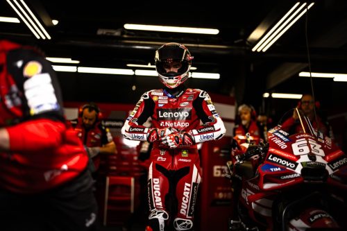 Francesco Bagnaia steht mit Helm in der Ducati Lenovo Team Box – MotoGP Catalunya GP Barcelona 2026