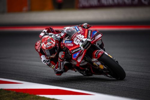 Francesco Bagnaia auf der roten Ducati Desmosedici GP26 Nummer 63 in Schräglage – MotoGP Catalunya GP Barcelona 2026