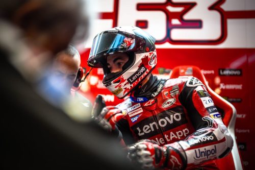 Francesco Bagnaia im Gespräch mit Ingenieur in der Ducati Lenovo Team Box – MotoGP Catalunya GP Barcelona 2026