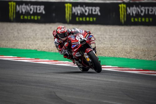 Francesco Bagnaia auf der Ducati Desmosedici GP26 vor Monster Energy Bande – MotoGP Catalunya GP Barcelona 2026
