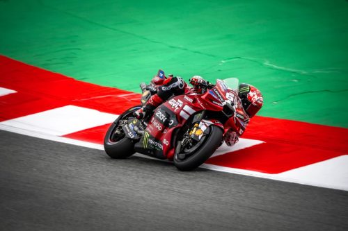 Francesco Bagnaia auf der Ducati Desmosedici GP26 in Schräglage mit grünem Auslaufbereich – MotoGP Catalunya GP Barcelona 2026