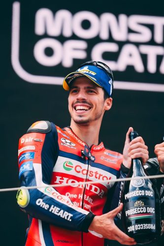 Joan Mir feiert auf dem Podium mit Prosecco – MotoGP Catalunya GP Barcelona 2026