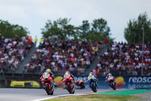 Joan Mir und Luca Marini auf der Geraden vor voller Tribüne – MotoGP Catalunya GP Barcelona 2026