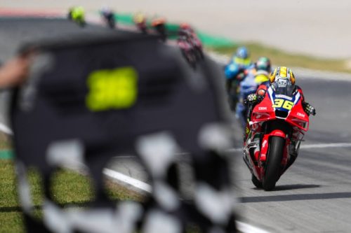 Joan Mir überquert die Ziellinie auf der Honda RC213V – MotoGP Catalunya GP Barcelona 2026 Zielflagge