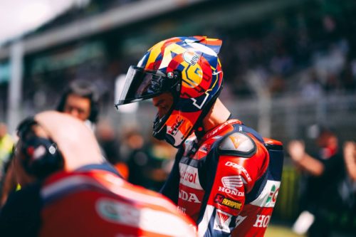 Luca Marini mit Helm auf der Startaufstellung – MotoGP Catalunya GP Barcelona 2026 Porträt