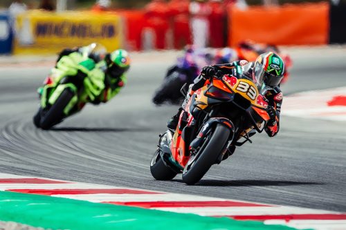 Brad Binder auf der KTM RC16 in Schräglage – MotoGP Catalunya GP Barcelona 2026