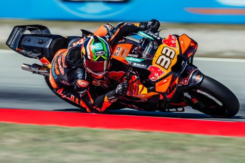 Brad Binder auf der Red Bull KTM RC16 in Fahrt – MotoGP Catalunya GP Barcelona 2026
